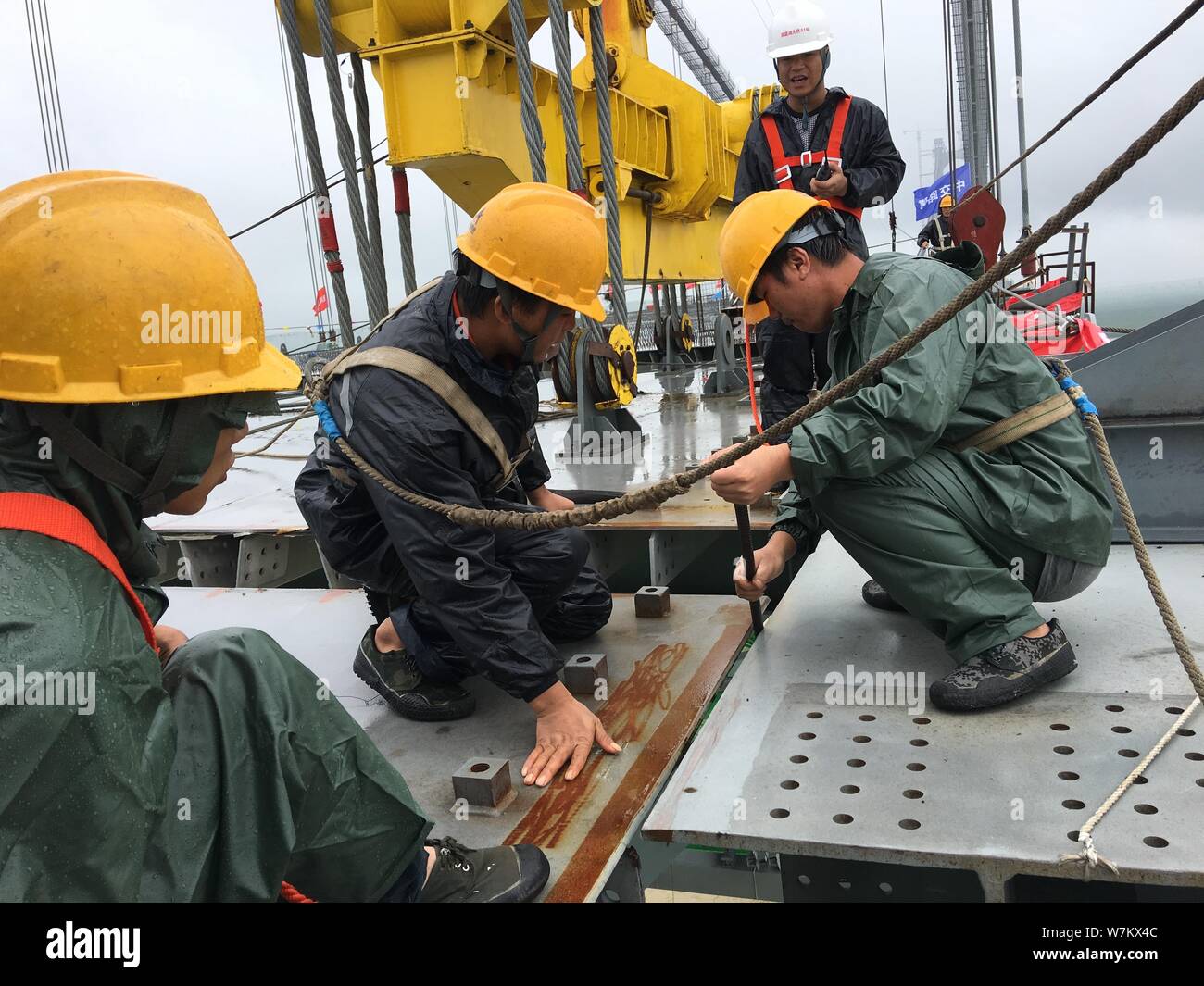 Chinese Rigging Chinese workers fix the last steel truss girder to connect the Second ...