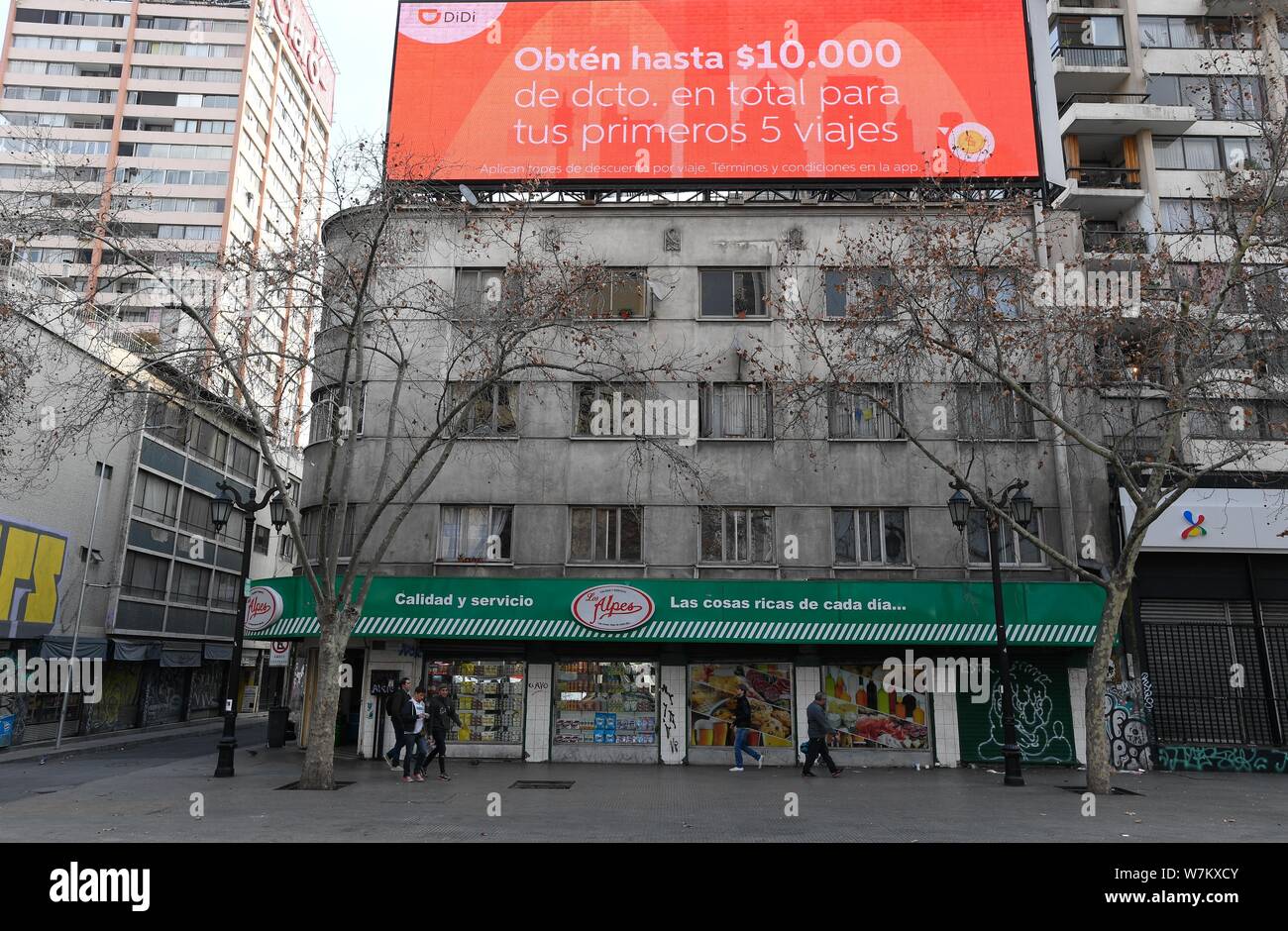 Santiago. 6th Aug, 2019. An outdoor screen showing advertisement of DiDi Chuxing is seen in Chile's capital Santiago, Aug. 6, 2019. China's global ride-hailing app DiDi Chuxing launched operations in Santiago on Tuesday. DiDi entered the Valparaiso market on June 3, with 16,000 registered drivers. The Greater Valparaiso is Chile's second-largest metropolitan area after Greater Santiago. Credit: Jorge Villegas/Xinhua/Alamy Live News Stock Photo