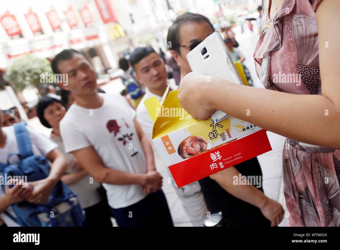 Chinese customers queue up to buy mooncakes stuffed with shrimp and cheese, bullfrog and pickled cabbage to preheat the Mid-Autumn Festival at Sunya C Stock Photo