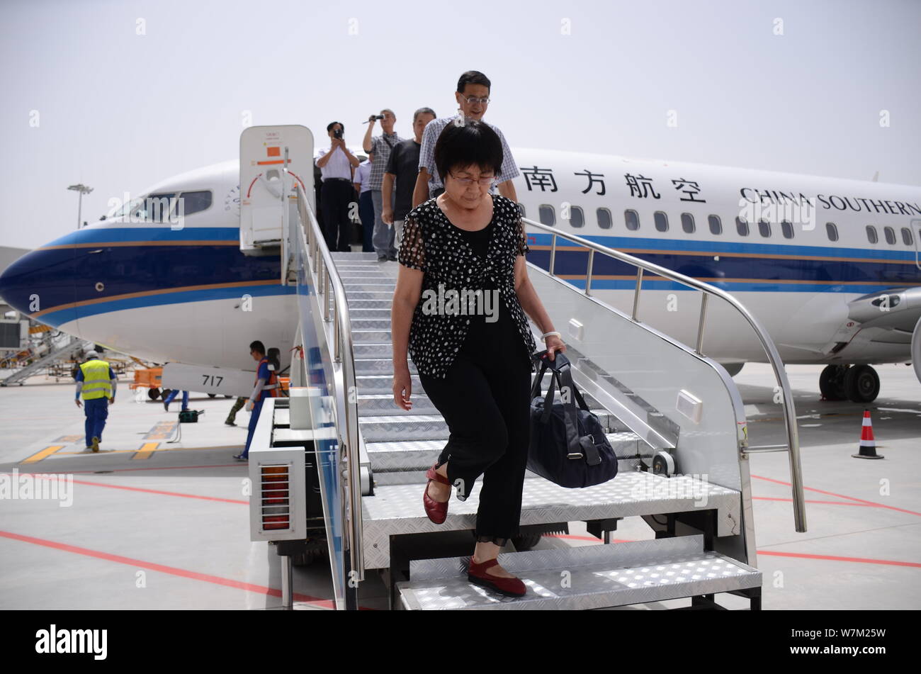 Passengers deplane jet plane hi-res stock photography and images - Alamy