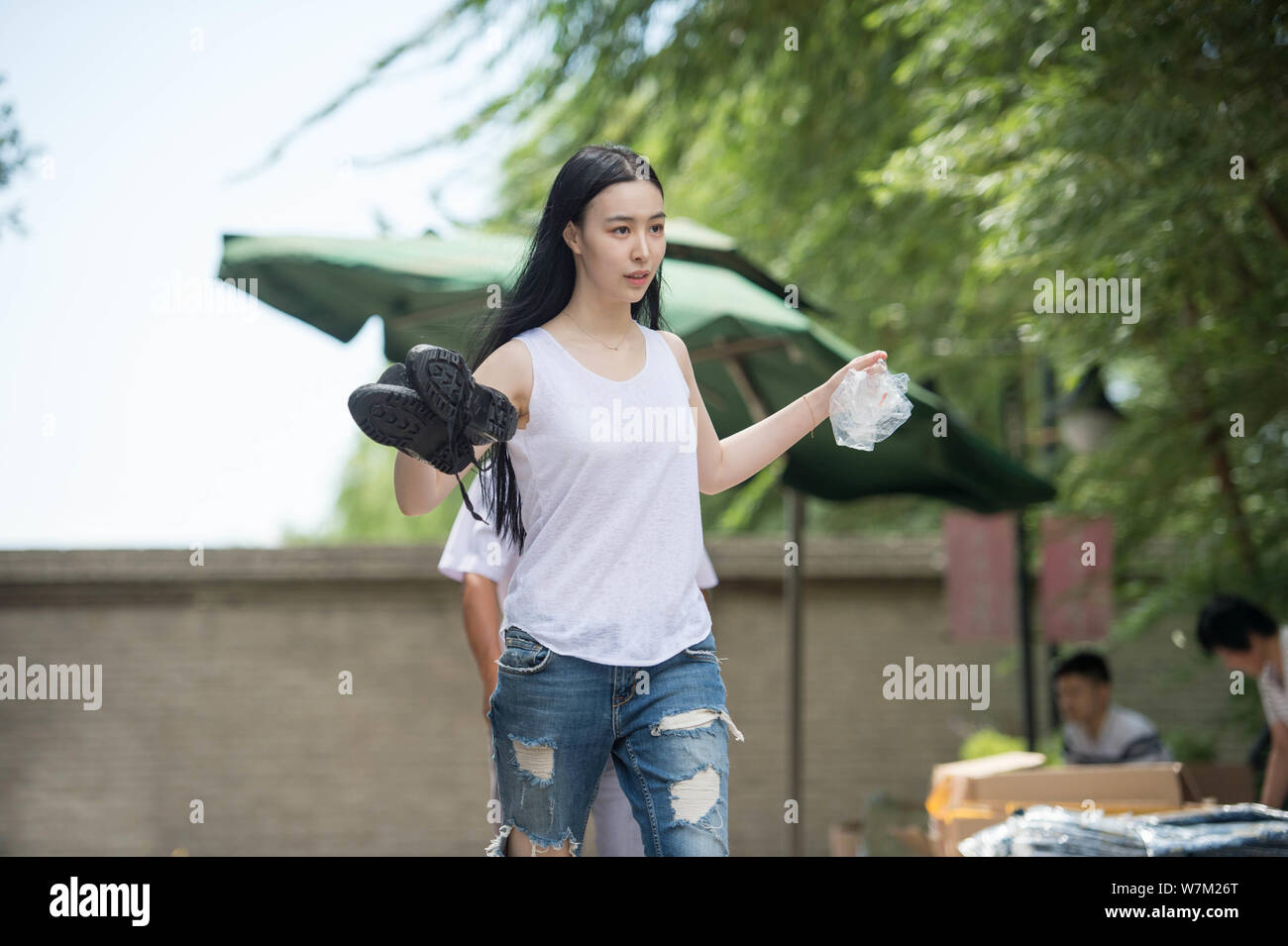 A freshman student of Central Academy of Drama holds her new shoes for military training session on the first day of school in Beijing, China, 24 Augu Stock Photo