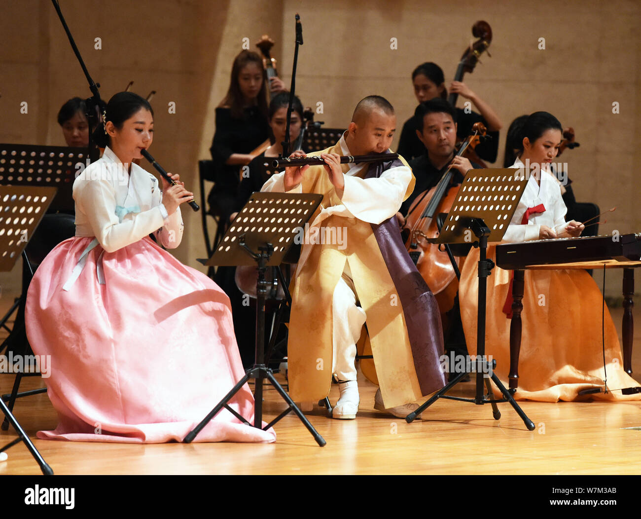 City concert hi-res stock photography and images - Alamy