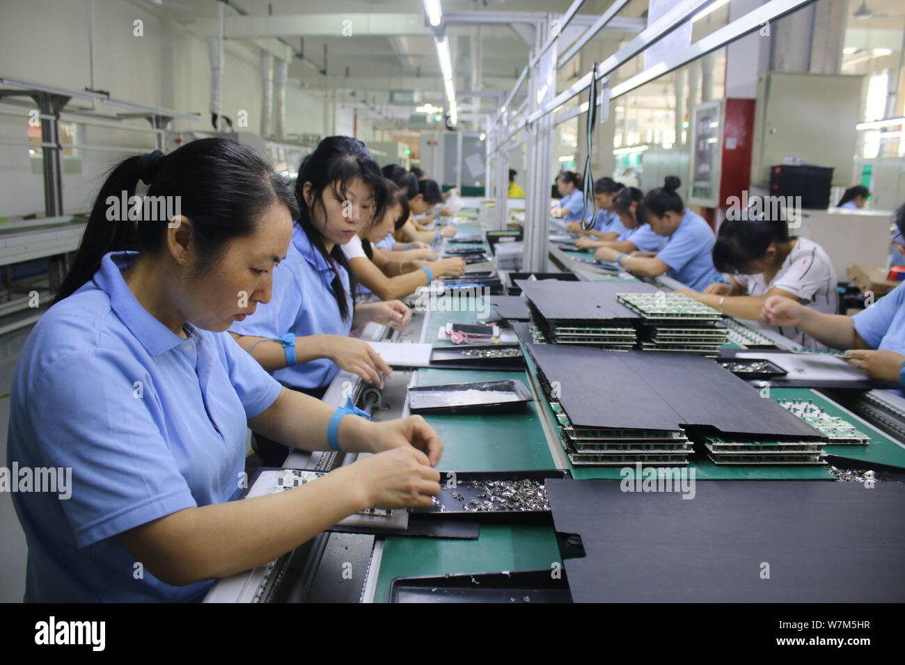 File chinese workers line hi-res stock photography and images - Alamy