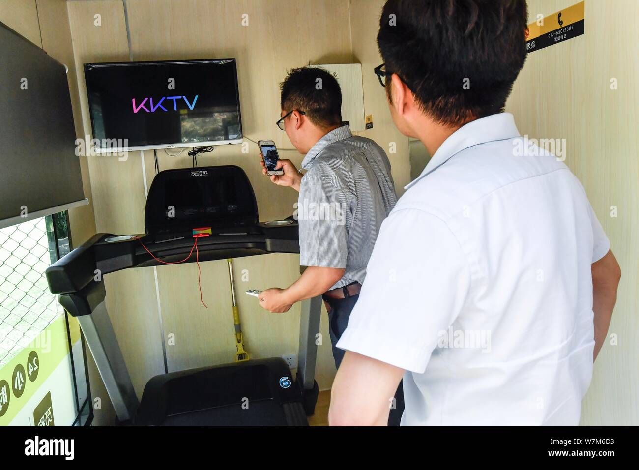 Пресс кубики у нормального. Fitness girl and man with dark background. Бри ленехан беременная. Эктоморф бодибилдер натурал. Shoulders before and after.