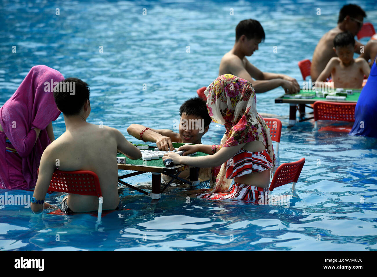 Отдых в азии летом 2021. Жизнь людей в Китае. Китай Повседневная жизнь. Китай интересные фото. Китайские люди отдыхают.