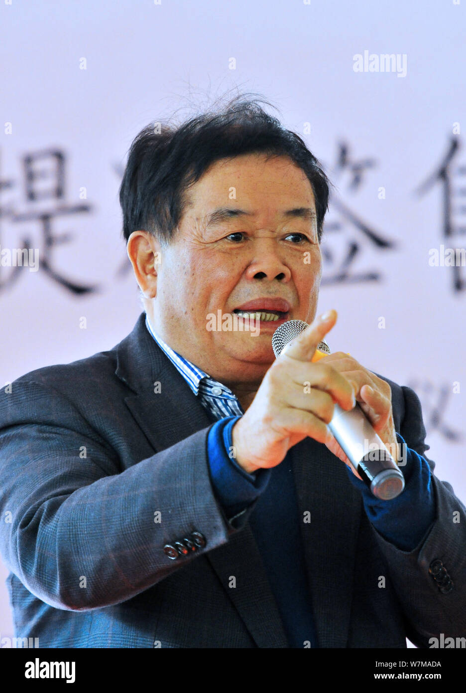 --FILE--Cho Tak Wong (Cao Dewang), Chairman of Fuyao Group and Chairman of Fuyao Glass Industry Group Co., attends a signing event for his autobiograp Stock Photo