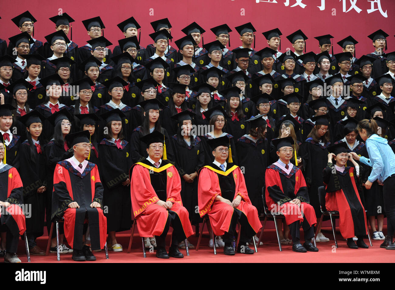 Teachers and students of Peking University take a group graduation