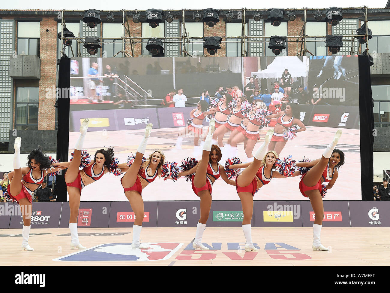 Basketball player cheering hires stock photography and images Alamy