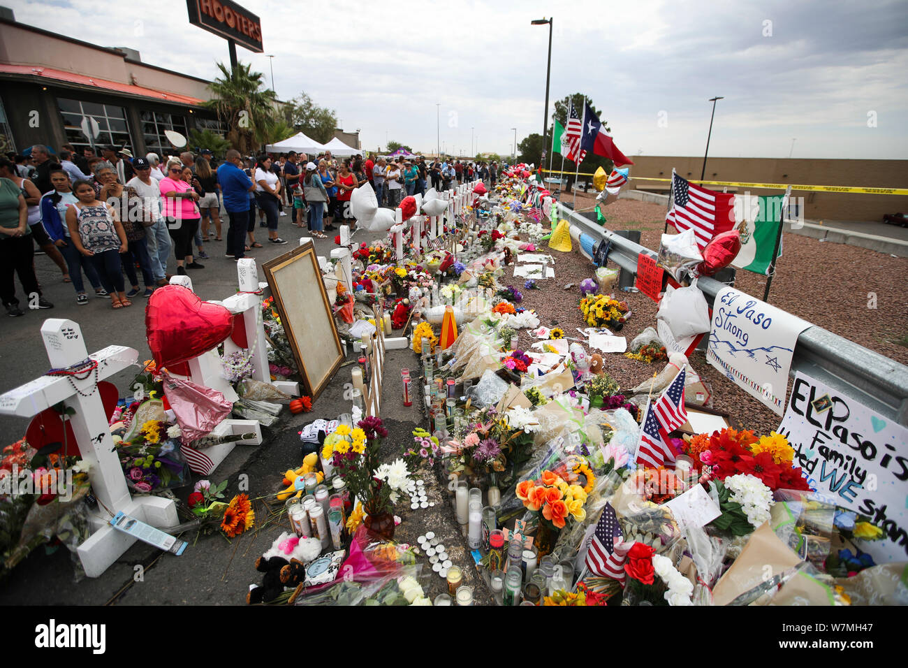 El Paso, USA. 6th Aug, 2019. People mourn for victims near the Walmart center where Saturday's massive shooting took place, in El Paso, Texas, the United States, Aug. 6, 2019. Credit: Wang Ying/Xinhua/Alamy Live News Stock Photo
