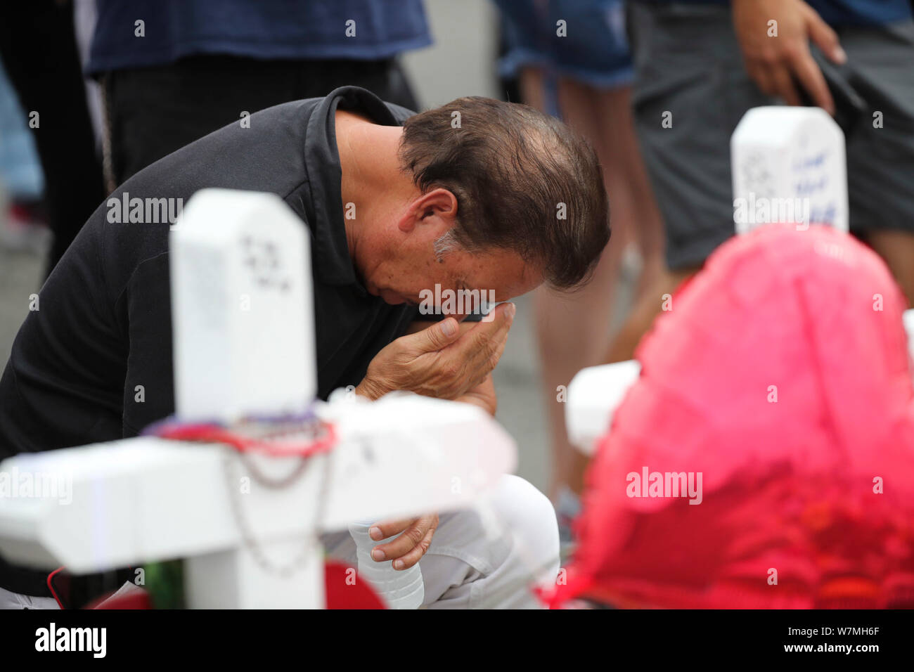 El Paso, USA. 6th Aug, 2019. People mourn for victims near the Walmart center where Saturday's massive shooting took place, in El Paso, Texas, the United States, Aug. 6, 2019. Credit: Wang Ying/Xinhua/Alamy Live News Stock Photo