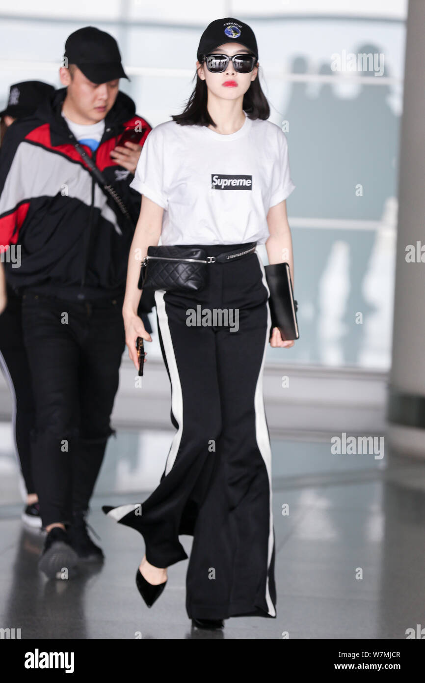 Victoria Song Qian of South Korean pop girl group f(x), center, poses  during an opening event for the brands of Korean fashion group ELAND in  Taipei Stock Photo - Alamy, image size:866x1390