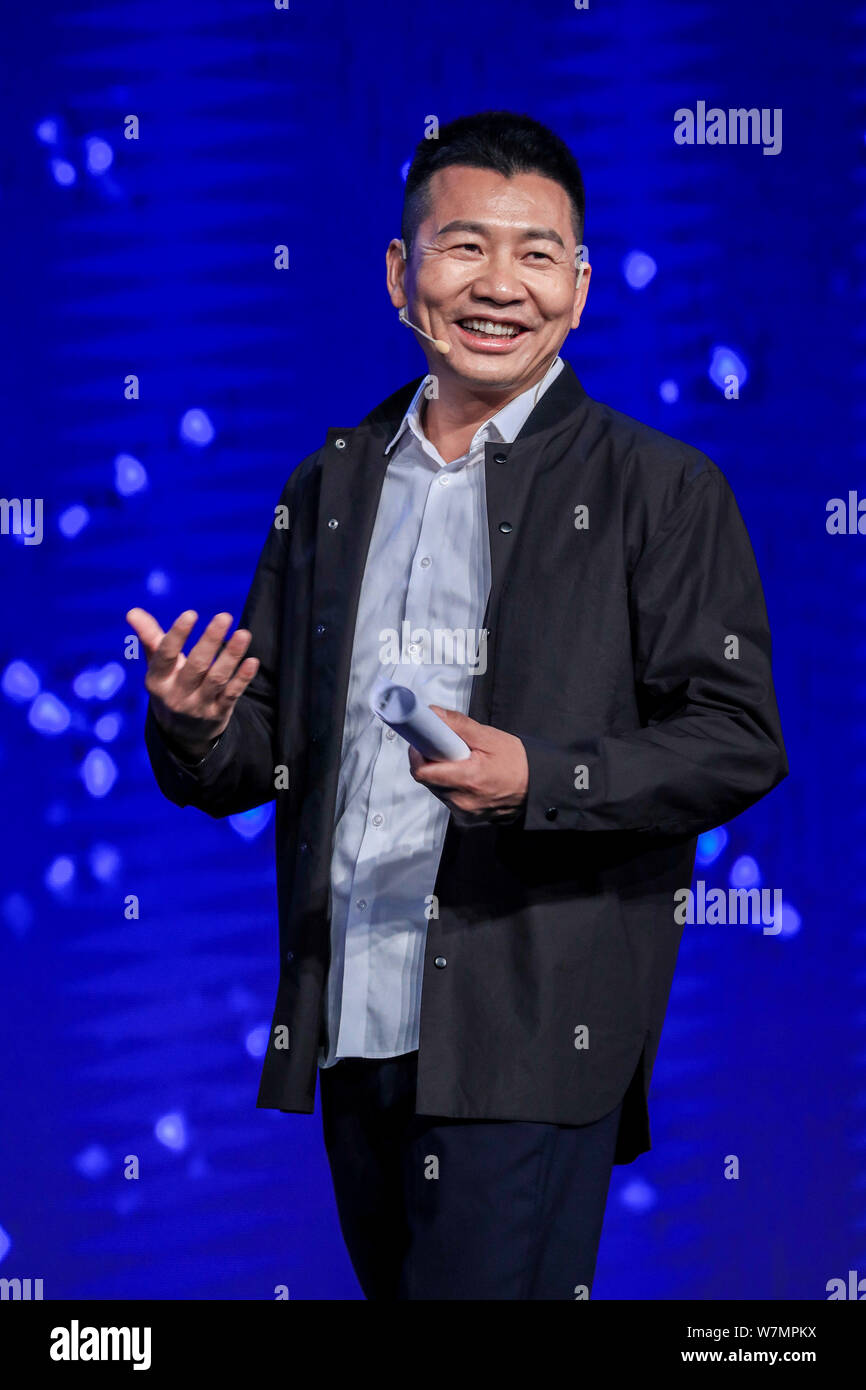 Zhou Chengjian, president and founder of Metersbonwe, delivers a speech