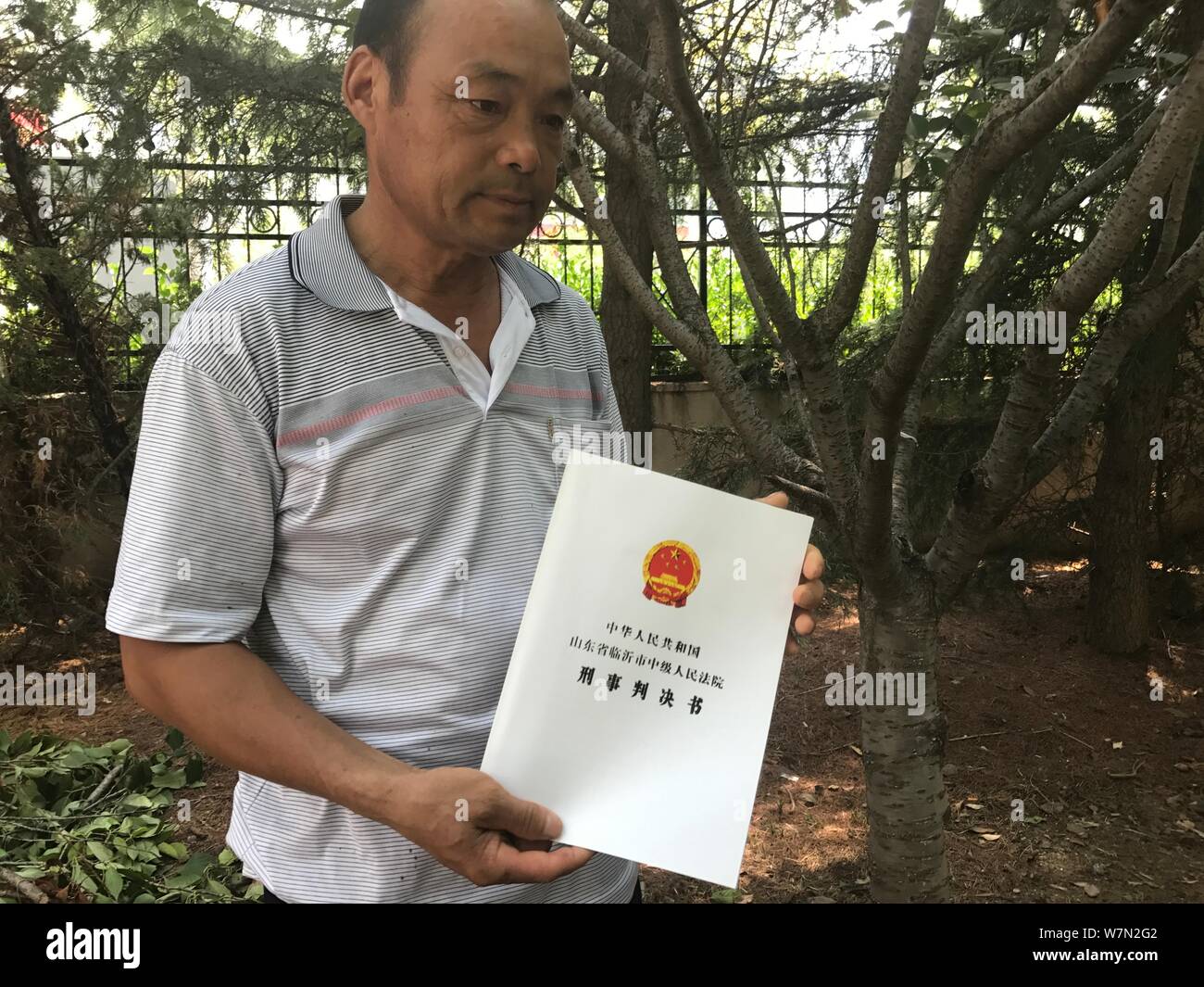 Xu Yuyu's father Xu Lianbin receives the judgment paper of criminal