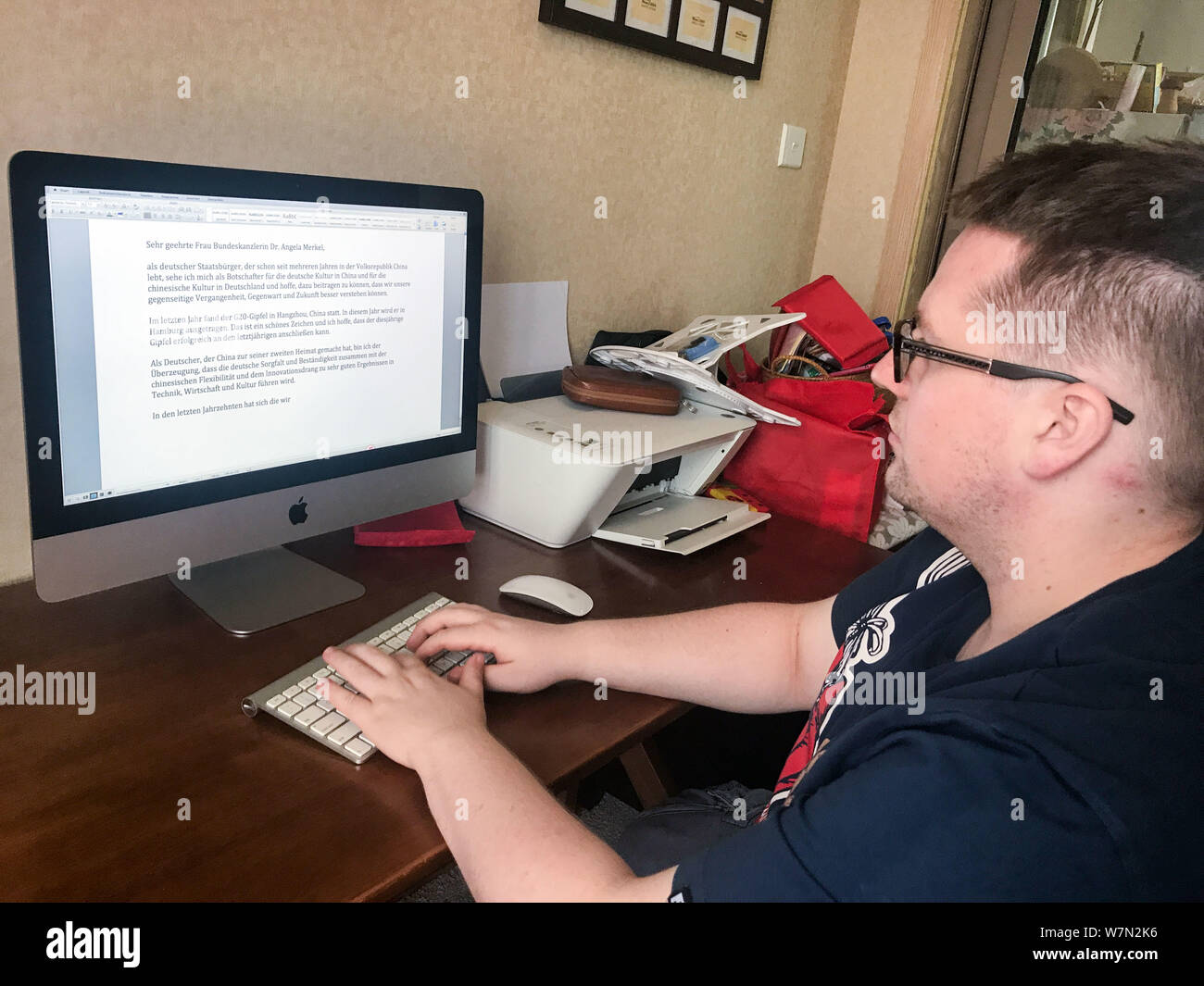 28 Year Old German Born Thomas Derksen An Online Celebrity With Millions Of Chinese Fans On Weibo And Meipai And Other Social Networks Shows His Pub Stock Photo Alamy