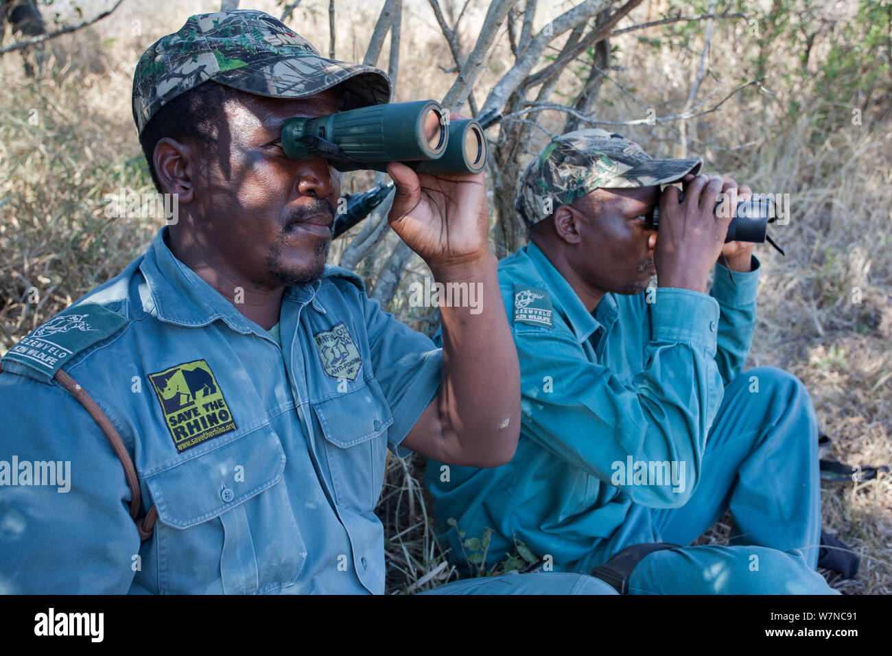 Anti-poaching unit on patrol in the bush, l-rSibusiso Mdluli, Sibongiseni Kunene, Ezemvelo KZN Wildlife, iMfolozi game reserve, KwaZulu-Natal, South Africa, June 2012. Editorial use only Stock Photo