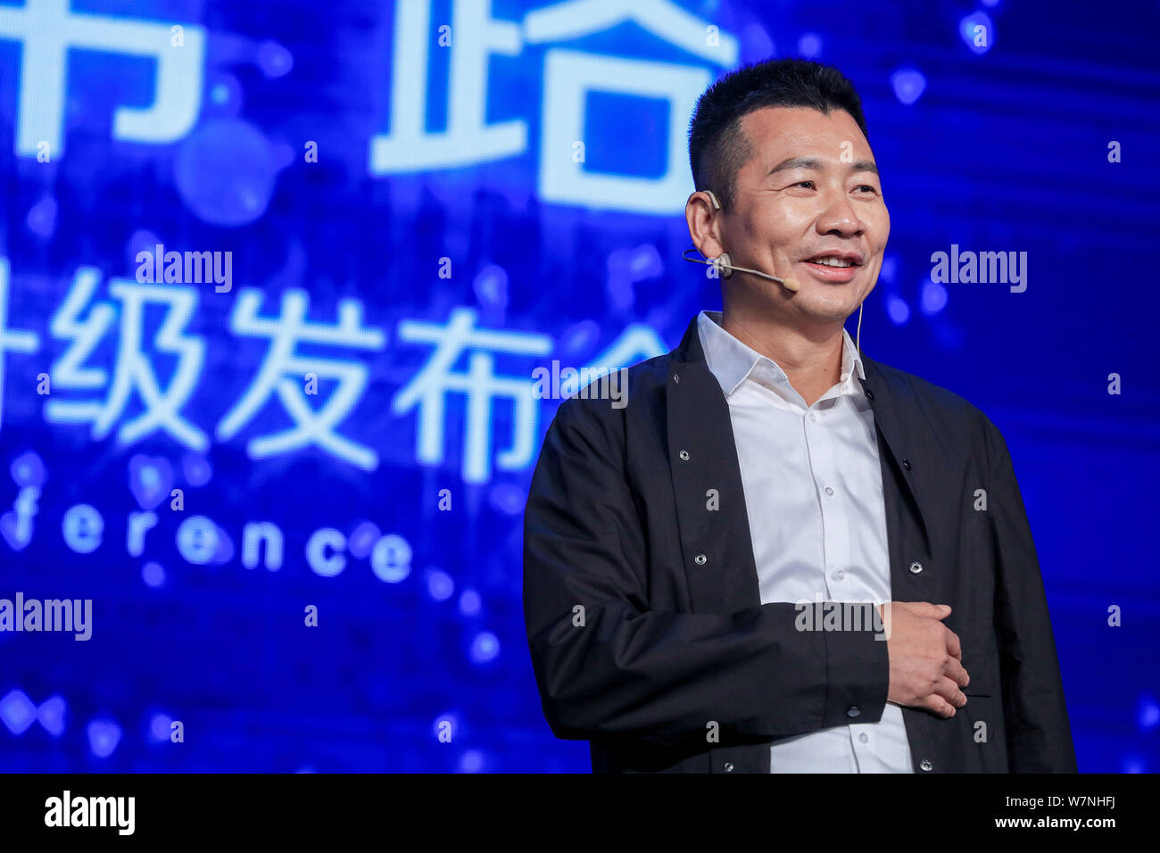 Zhou Chengjian, president and founder of Metersbonwe, delivers a speech