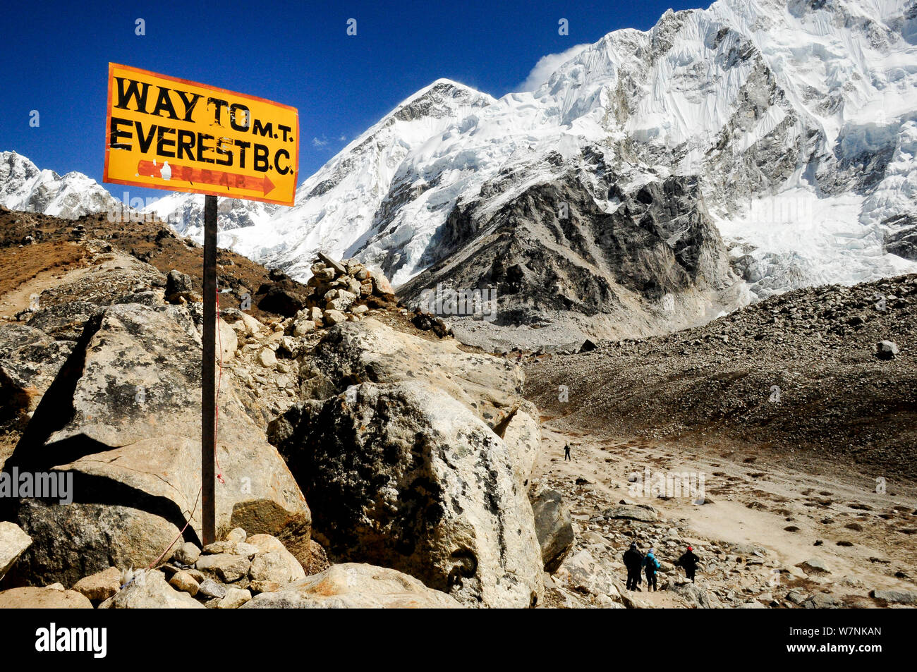 Way to Everest Base Camp sign, Khumbu Glacier,  Sagarmatha National Park (World Heritage UNESCO). Khumbu / Everest Region, Nepal, Himalaya, October 2011. Stock Photo
