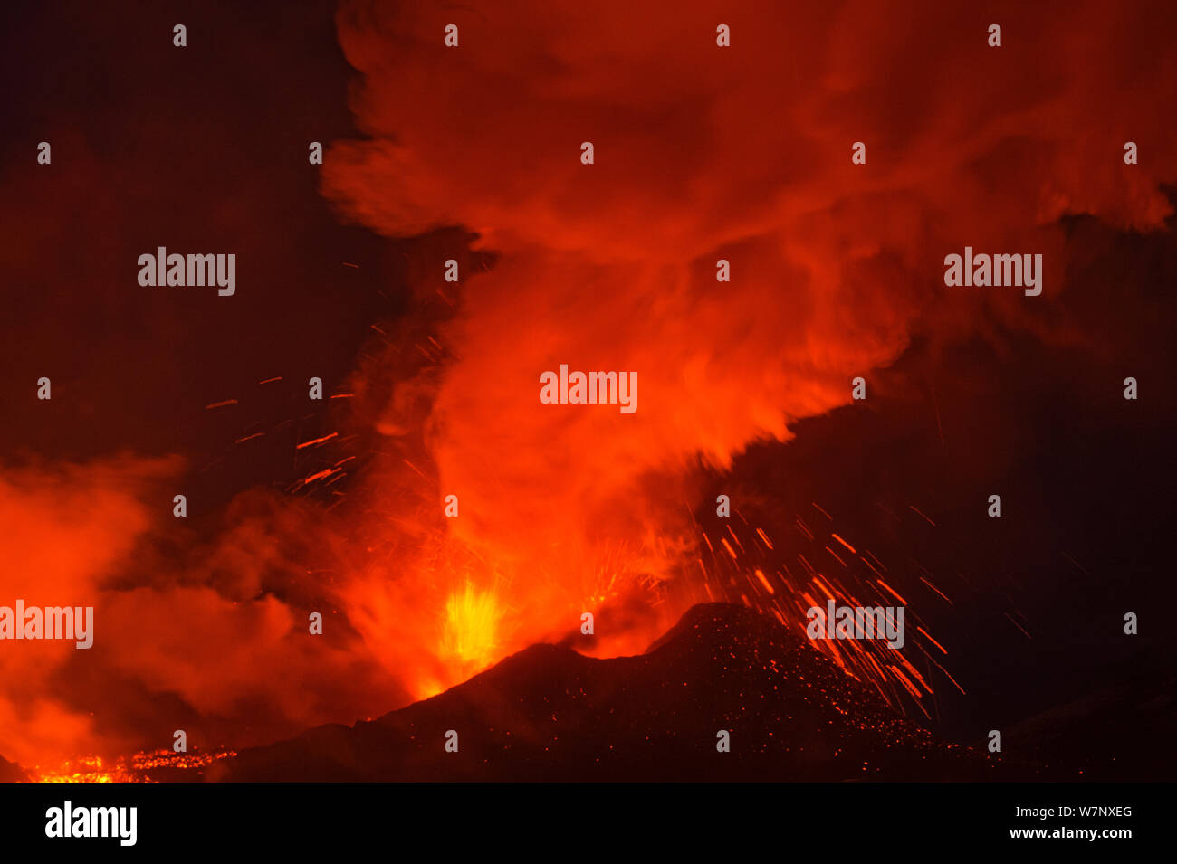 Ash and lava erupting from Plosky Tolbachik Volcano, Kamchatka Peninsula, Russia, 15 December 2012 Stock Photo