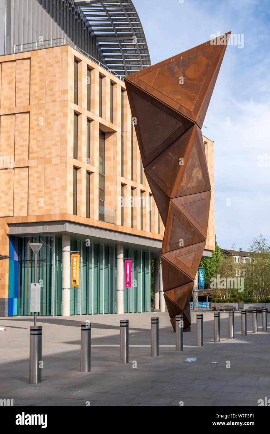 Francis Crick biomedical research institute, showing the sculpture by Conrad Shawcross, Paradigm, influenced by the theory of Thomas Khun Stock Photo