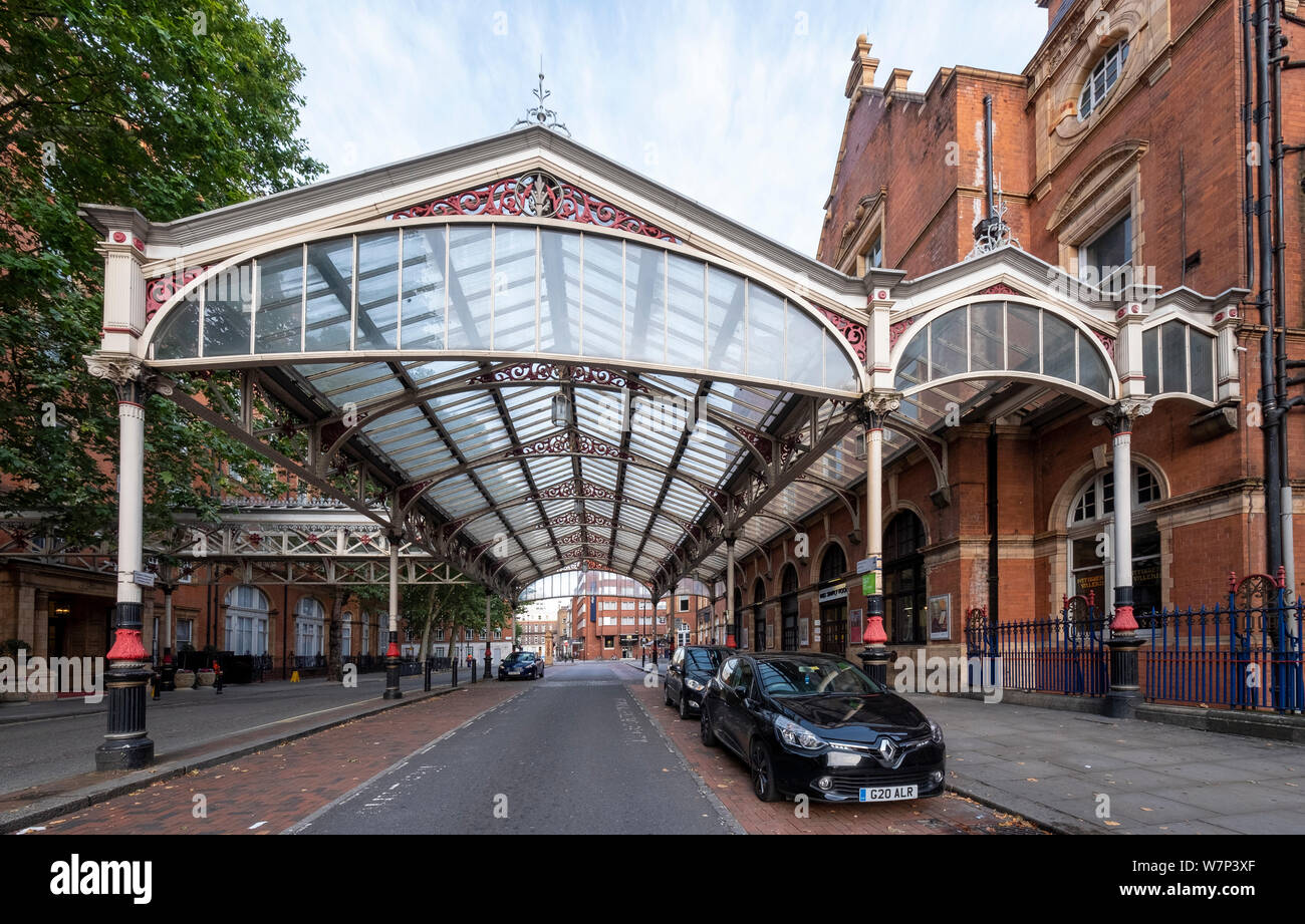 Porte Cochere between the Marylebone Station and the Landmark Hotel designed to provide a covered walkway between the hotel and station Stock Photo