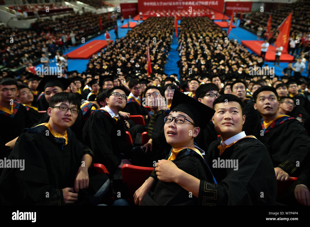 R Graduation University undergraduates in gowns hi-res stock photography and images ...