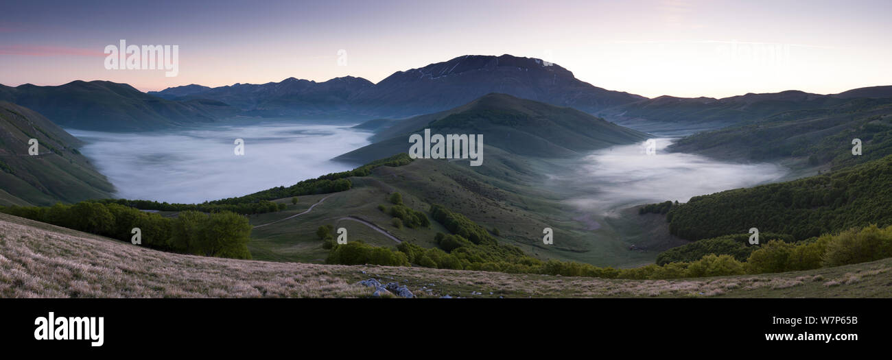 The Piano Grande at dawn, with mist lying in the valleys, Monti Sibillini National Park, Umbria, Italy May 2012 - LARGER FILES ARE AVAILABLE Stock Photo