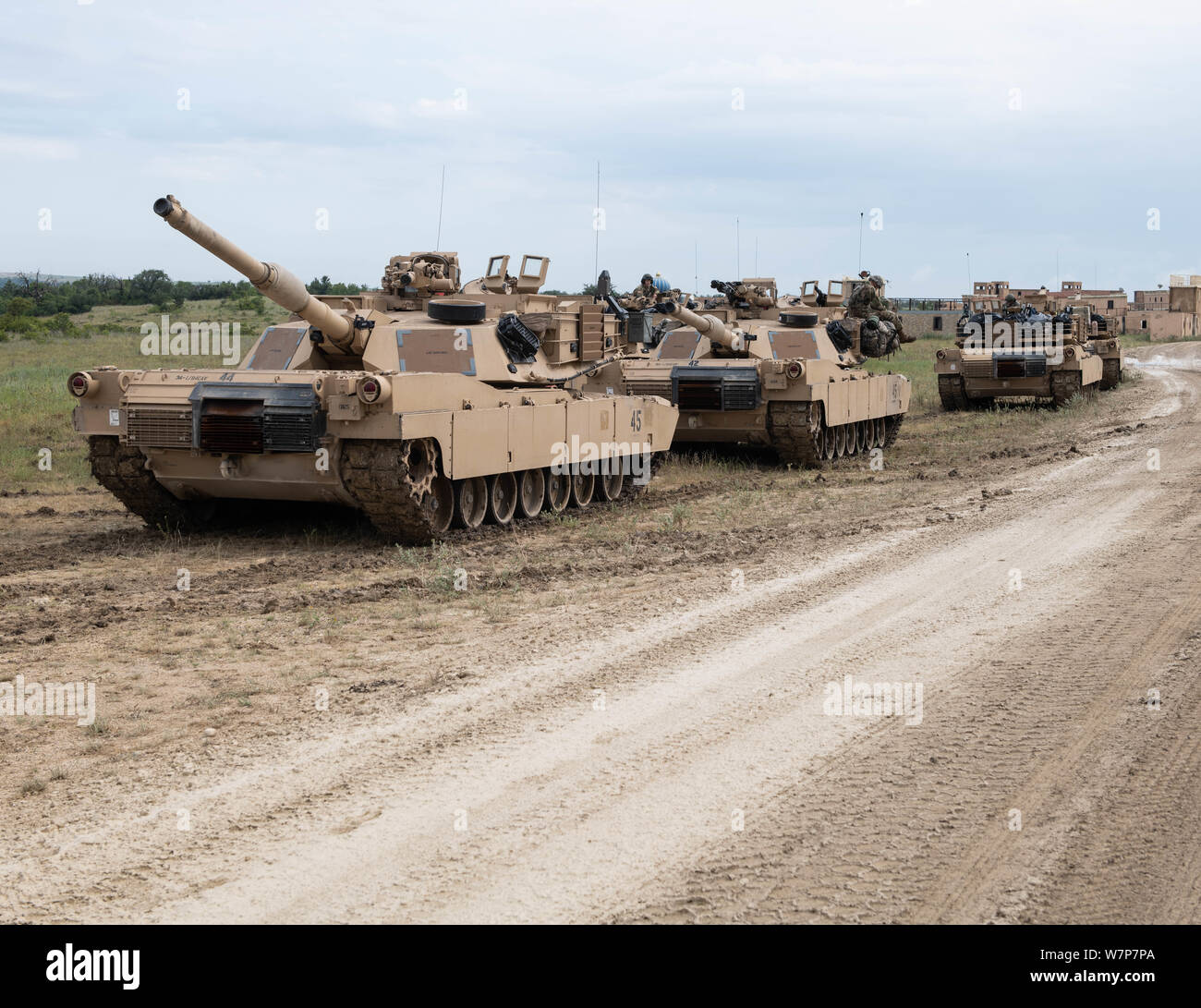 U.S. Soldiers assigned to the 1st Armored Brigade Combat Team, 34th Infantry Division, Minnesota National Guard prepare M1A1 Abrams tanks for movement during eXportable Combat Training Capability (XCTC) exercise at Fort Hood, Texas, Aug. 4, 2019. Approximately 3,300 Soldiers from Minnesota Army National Guard took part in XCTC training lanes designed to certify platoon proficiency and combat readiness in coordination with the Army Force Generation training model. (Minnesota National Guard photo by Sgt. Luther C. Talks) Stock Photo