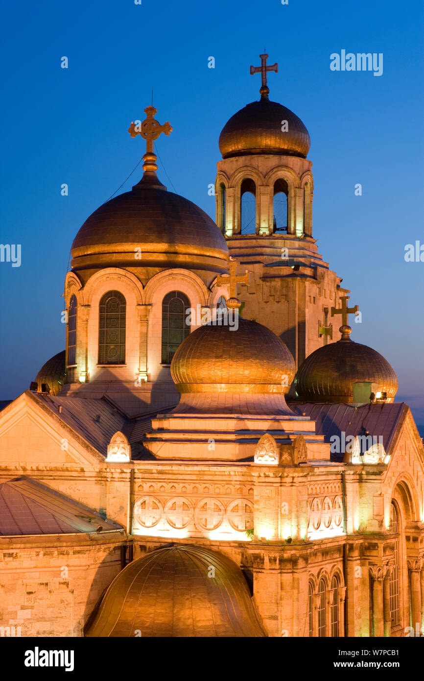 Cathedral of the Assumption of the Virgin, built between 1880 and 1886 is the main symbol of the city with it's gold domes and stained glass windows, illuminated at dusk, Varna, Black Sea Coast, Bulgari 2008 Stock Photo