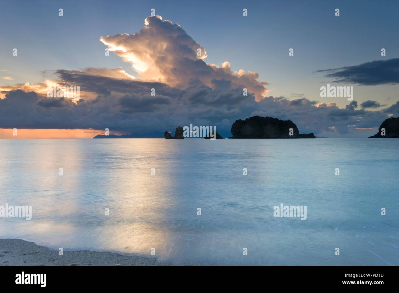 Beach and coastline at Pantai Tanjung Rhu at dusk, Pulua Langkawi, Langkawi Island, Malaysia 2008 Stock Photo