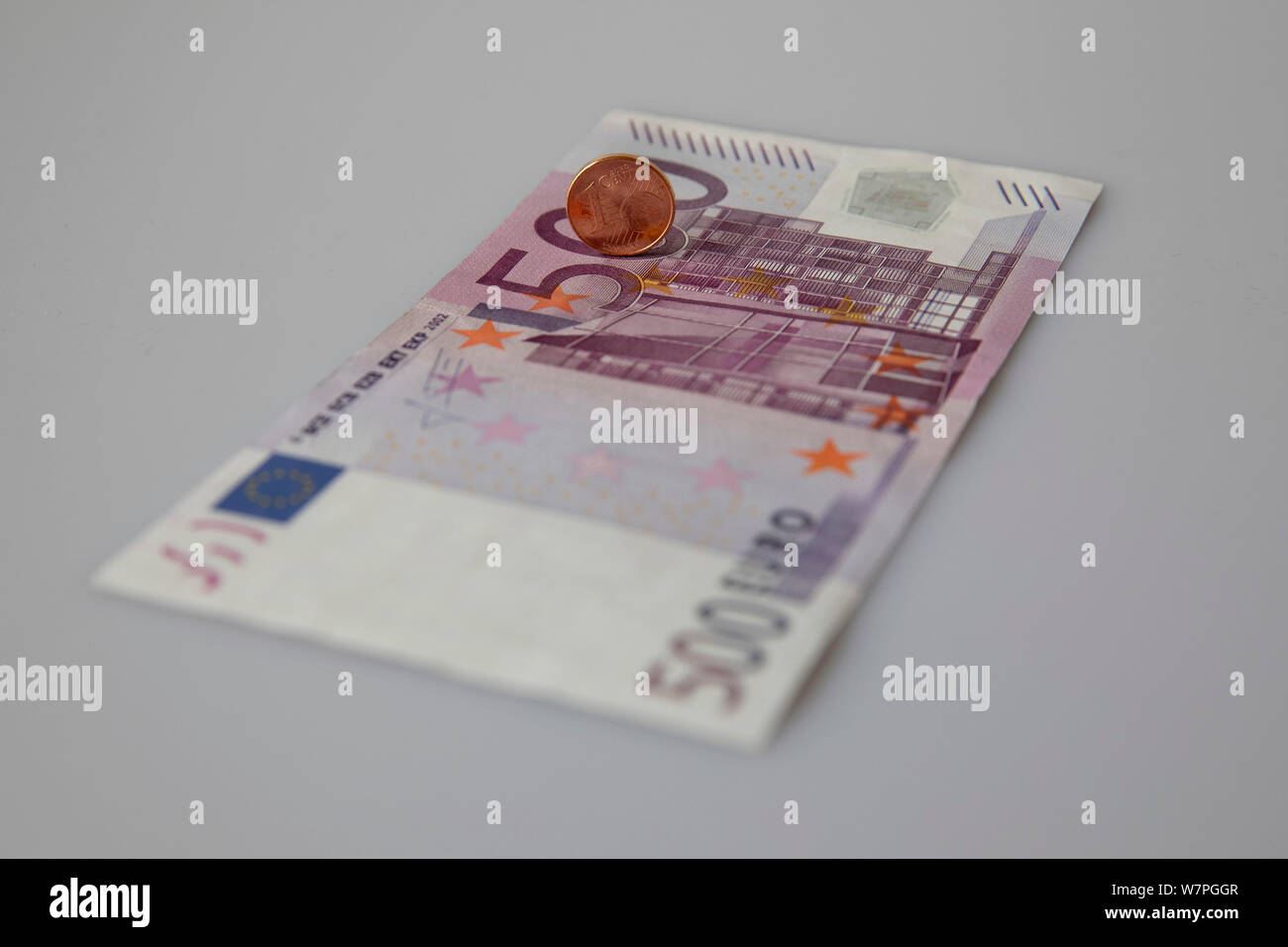 Cologne, Deutschland. 05th Aug, 2019. 500 Euro-Note with1 Eurocent-Munze | usage worldwide Credit: dpa/Alamy Live News Stock Photo