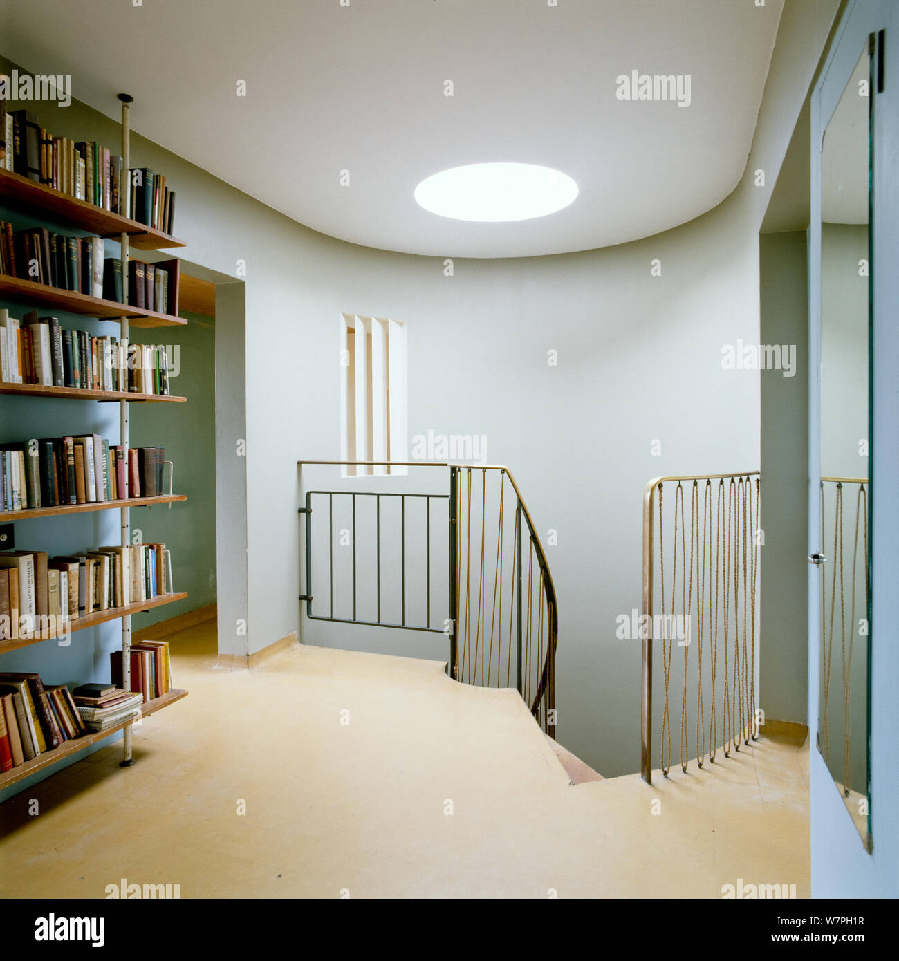 Wall mounted bookshelf hi res stock photography and images Alamy