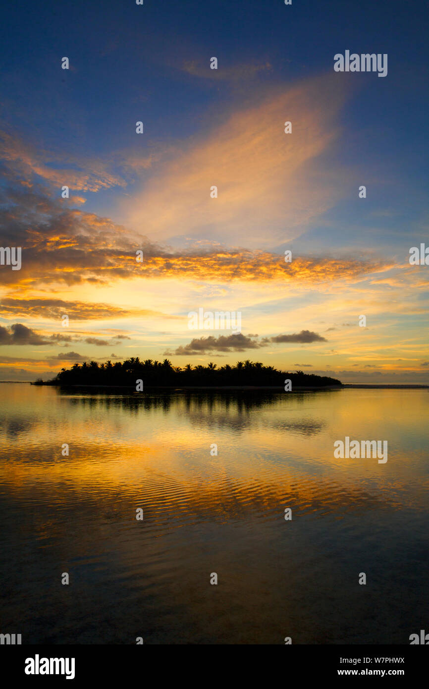 Meemu Atoll at sunset, Chaaya Lagoon, Hakuraa Huraa, Maldives, December 2009 Stock Photo