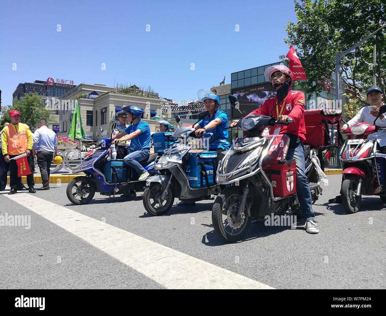 FILEFood delivery couriers of Chinese online food delivery