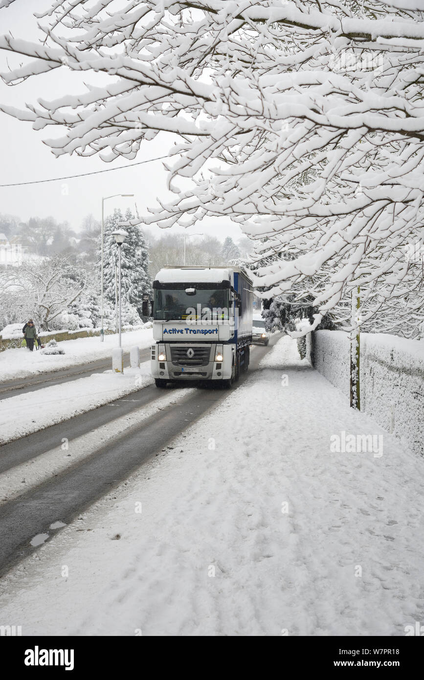 Lorry on the road in severe snow conditions, Box, Wiltshire, UK, January 2013 Stock Photo