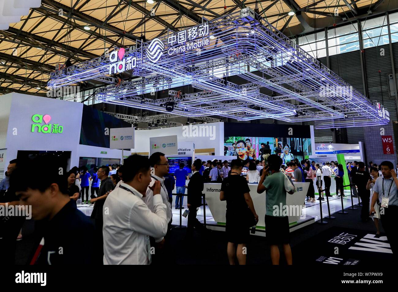 Visitors crowd the stand of China Mobile during the 2017 Mobile World Congress (MWC) in Shanghai, China, 28 June 2017.   The Mobile World Congress 201 Stock Photo