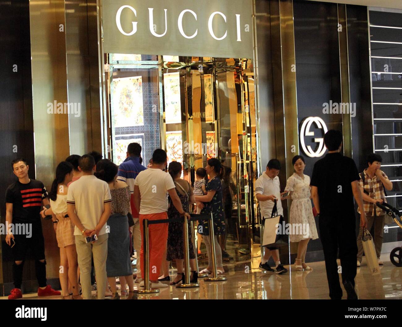 Chinese customers queue up in front of a store of Gucci due to discounts at  the Deji Plaza in Nanjing city, east China's Jiangsu province, 25 June 201  Stock Photo - Alamy