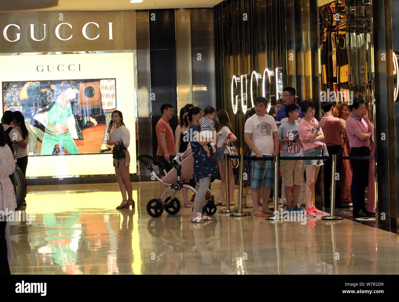 Chinese customers queue up in front of a store of Gucci due to discounts at  the Deji Plaza in Nanjing city, east China's Jiangsu province, 25 June 201  Stock Photo - Alamy