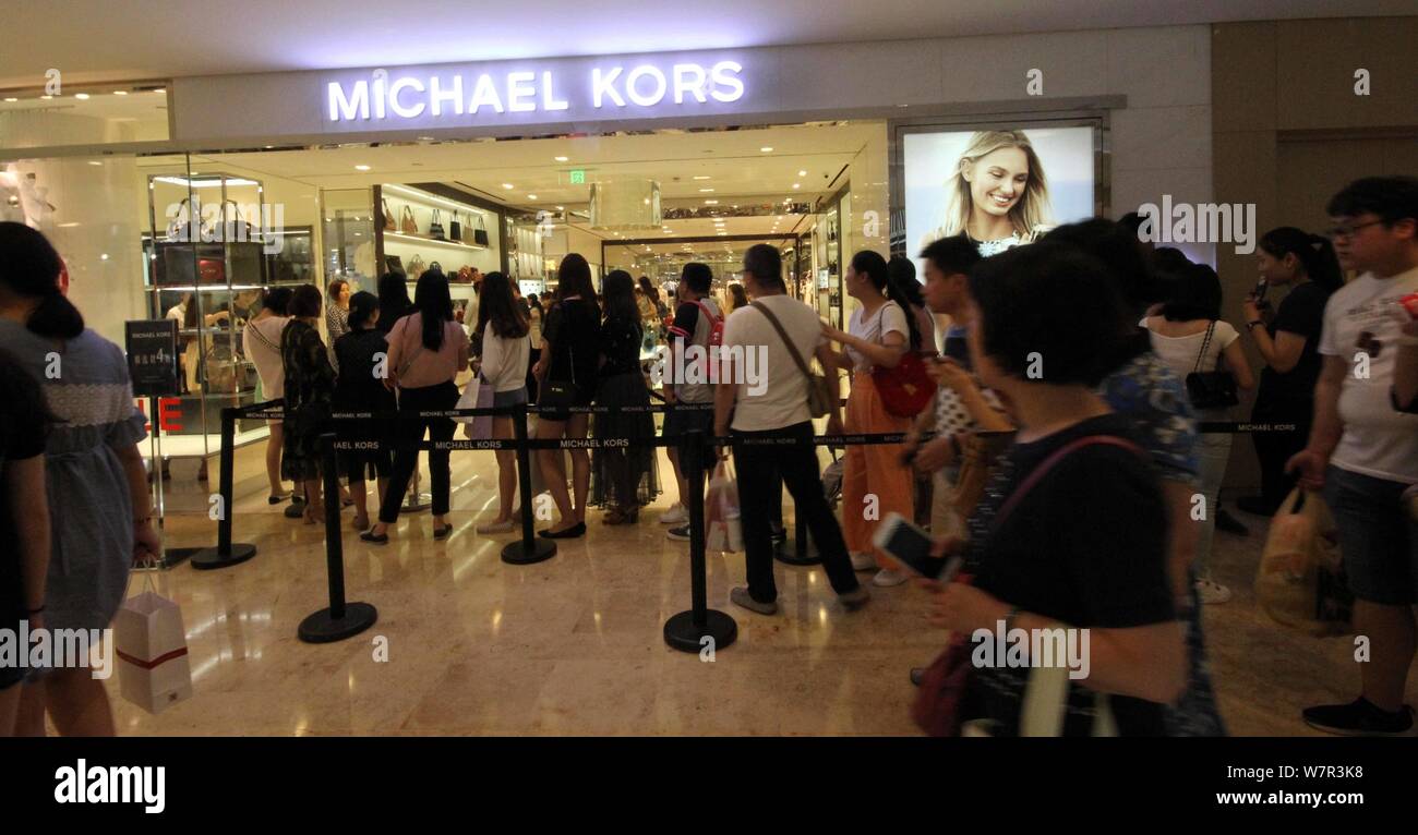 Chinese customers queue up in front of a store of Michael Kors due to  discounts at the Deji Plaza in Nanjing city, east China's Jiangsu province,  25 J Stock Photo - Alamy