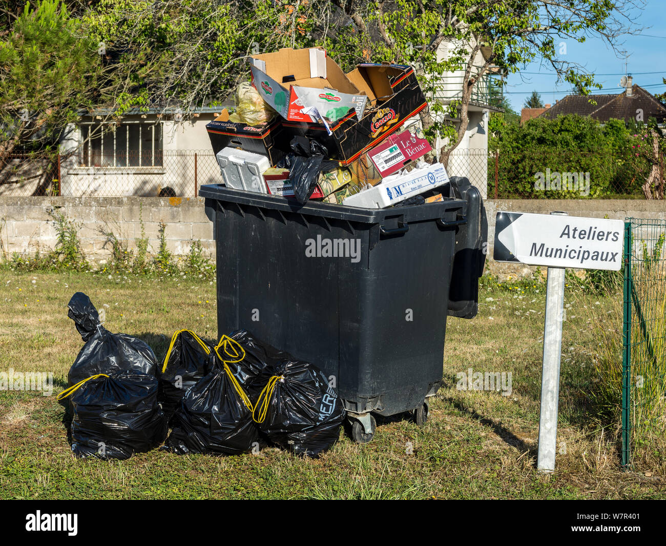 Messy Skip Overflowing skip hi-res stock photography and images - Alamy