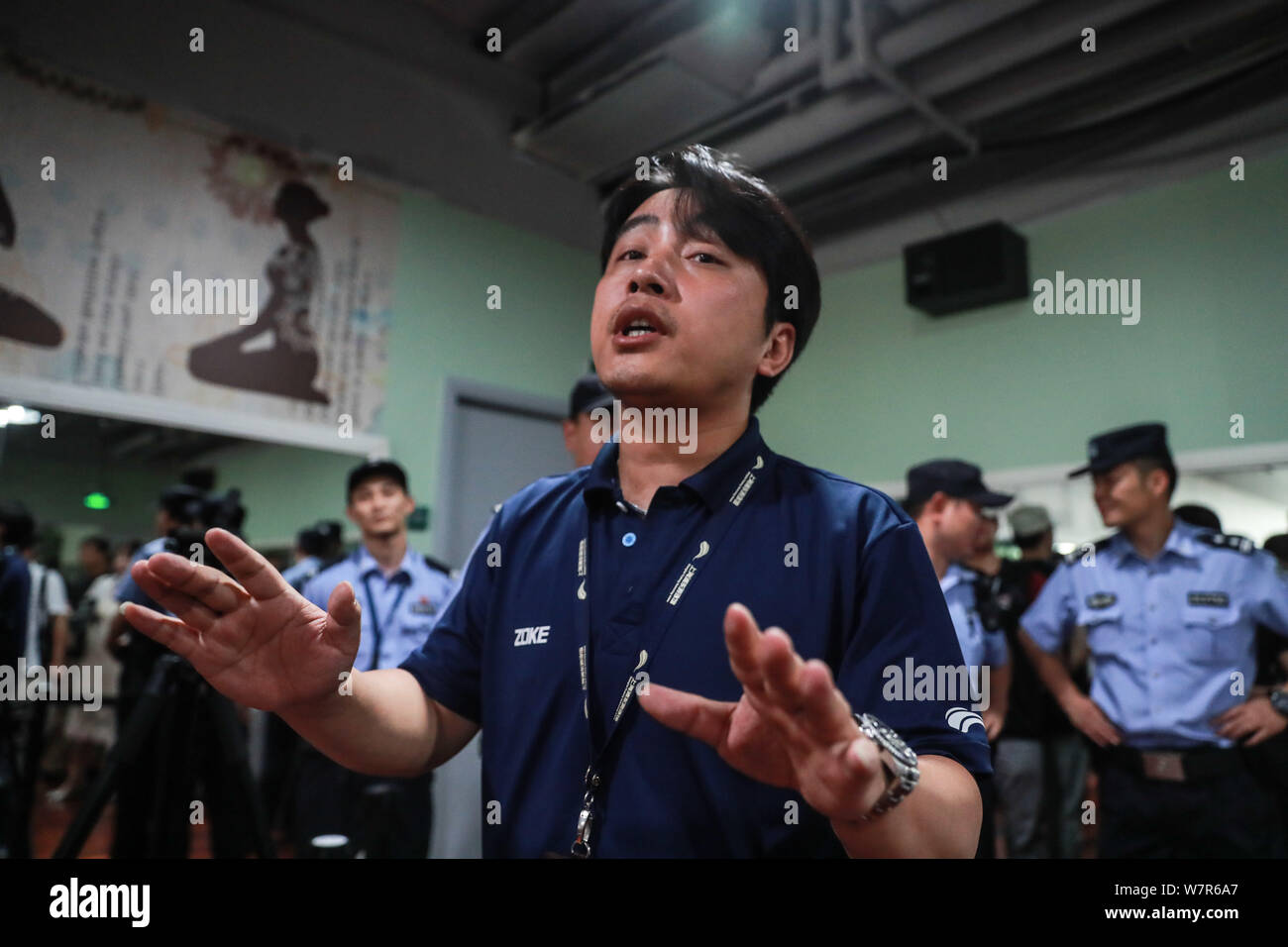 Shanghai police officers stop the competition between retired mixed