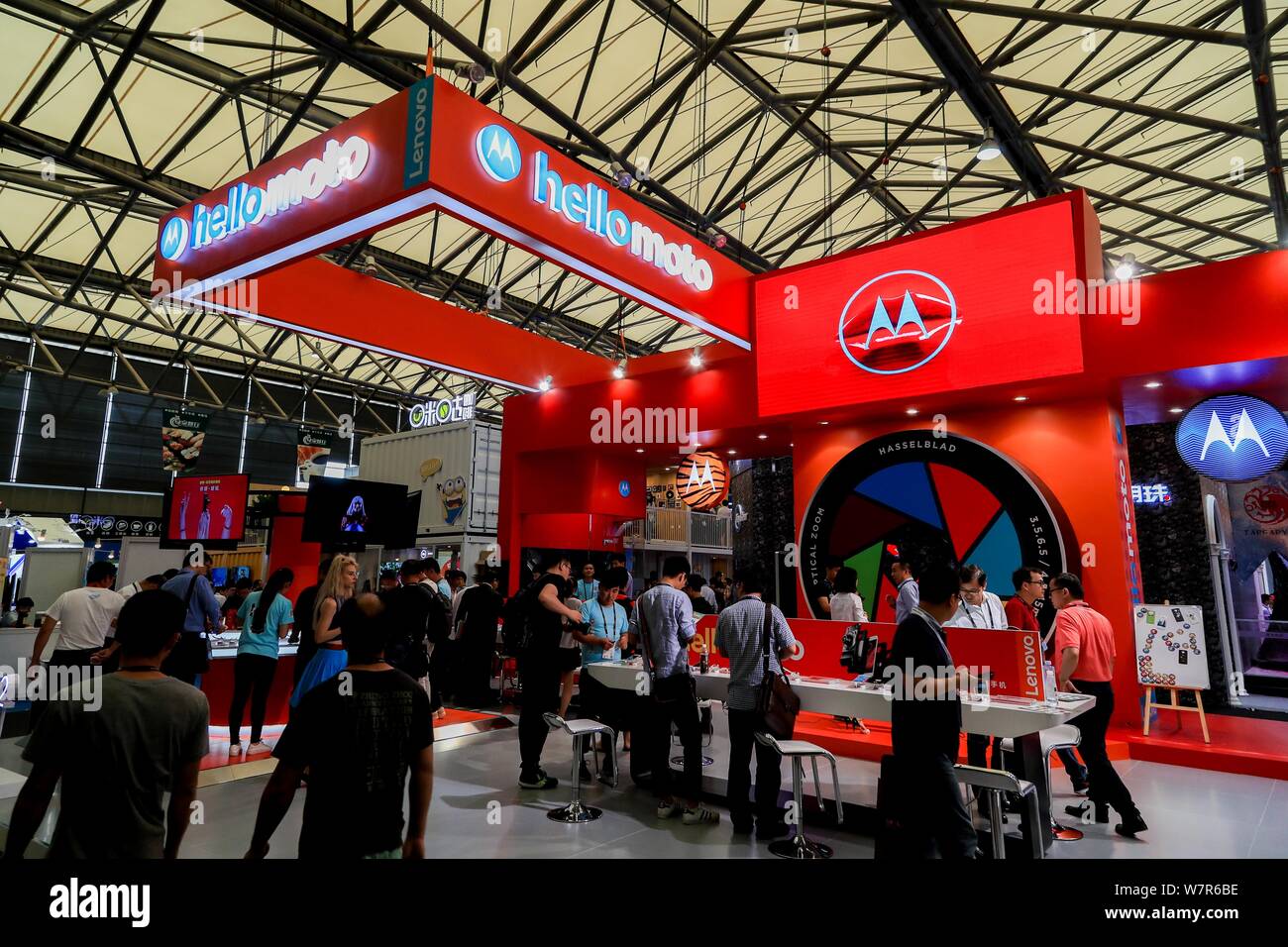 People visit the stand of MOTO during the 2017 Mobile World Congress (MWC) in Shanghai, China, 28 June 2017.   The Mobile World Congress 2017 opened i Stock Photo