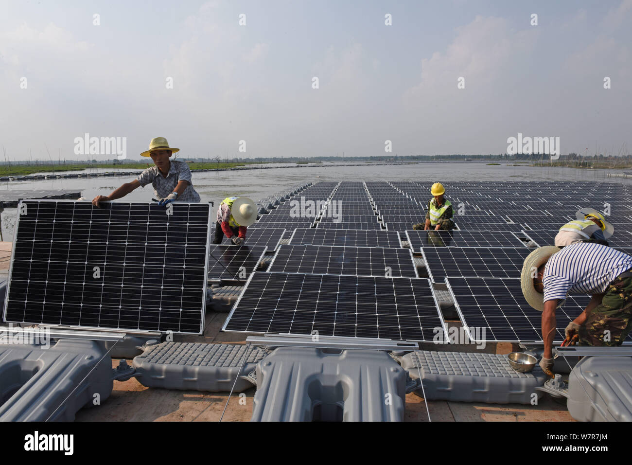 Энергетика кнр становится чистой все быстрее. Плавучая Солнечная ферма в Китае. Китай плавучая Солнечная станция. Солнечная Энергетика в Китае. Плавучие солнечные батареи Китай.