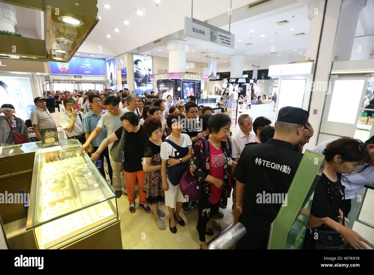 Customers queue up to shop at the 81-year-old Shanghai No. 1 Department ...