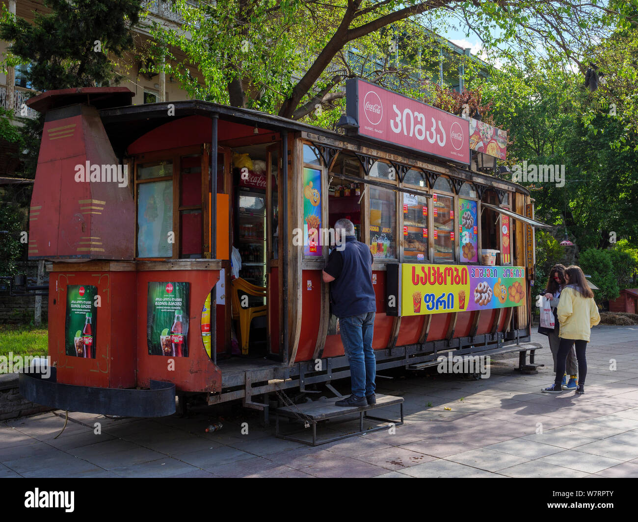 Imbiss in ausrangierter Straßenbahn an der Puschkin Str. Aleksandr Pushkin, Tiflis – Tbilissi, Georgien, Europa Foodstall in  former streetcar, Tbilis Stock Photo