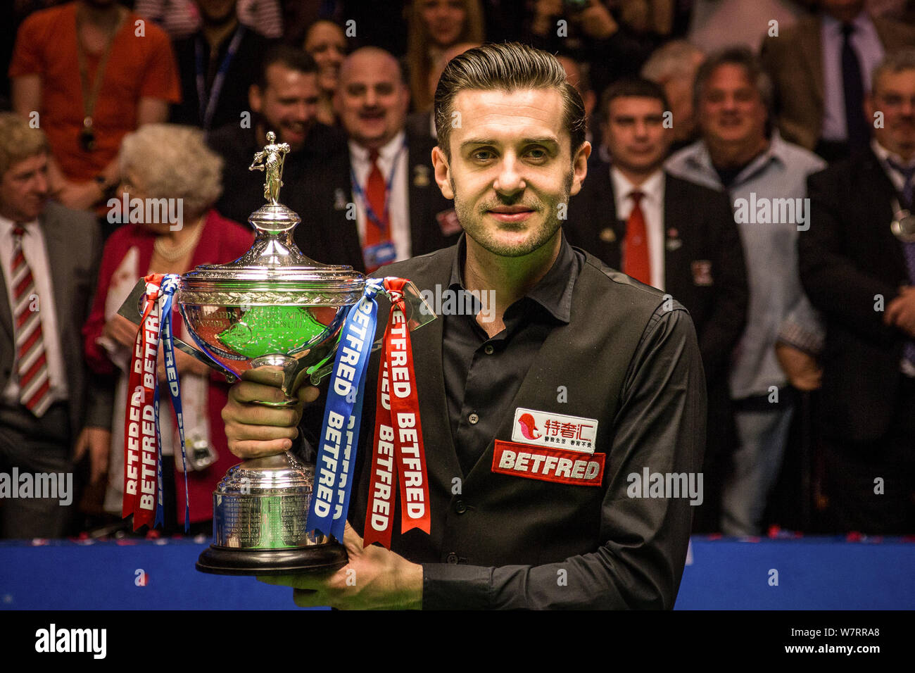 vigtig Risikabel Mælkehvid Mark Selby of England holds his trophy after defeating John Higgins of  Scotland in their final match during the 2017 Betfred World Snooker  Championshi Stock Photo - Alamy
