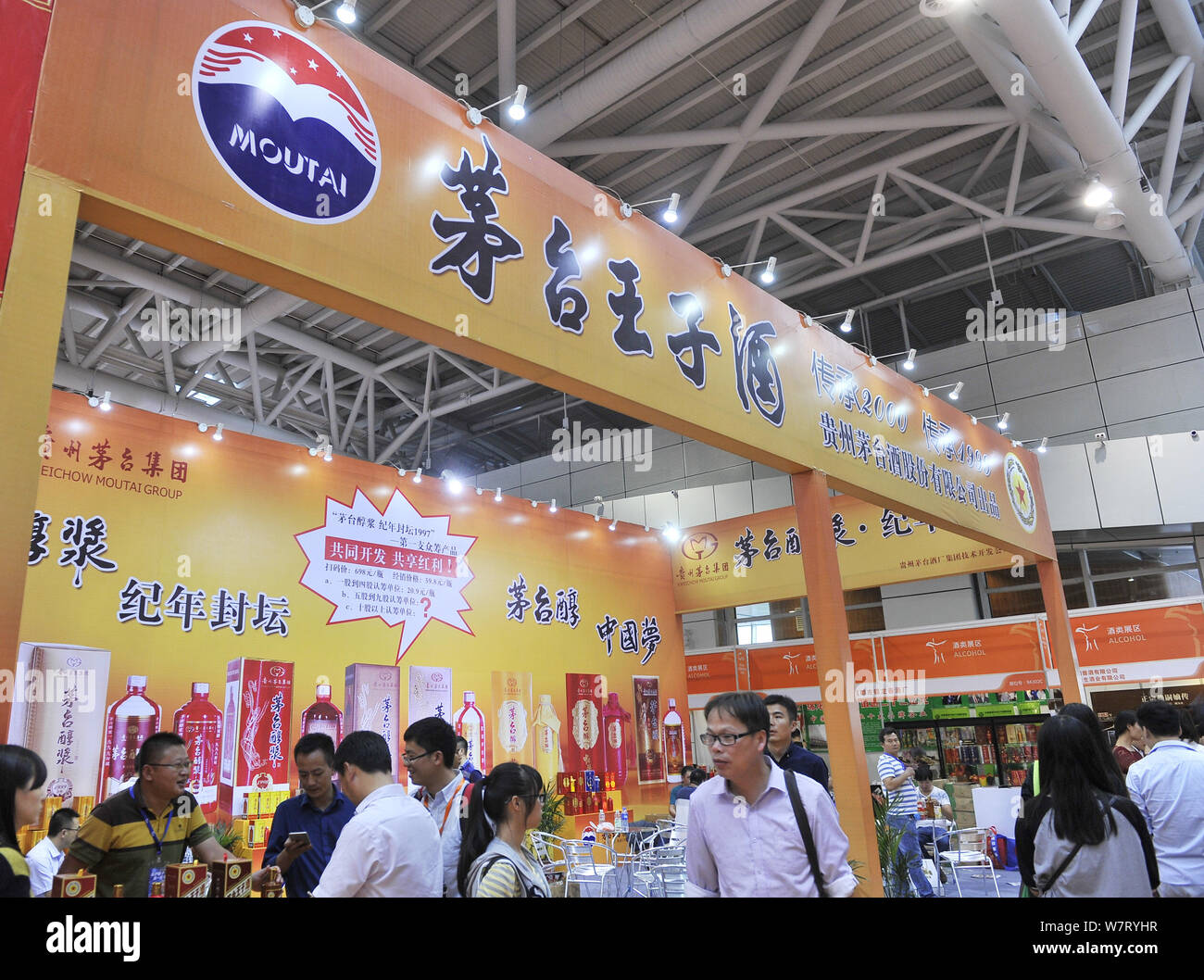 People visit the stand of China Moutai during an exhibition in Fuzhou city, south China's Fujian province, 20 October 2016.   Chinese liquor giant Kwe Stock Photo