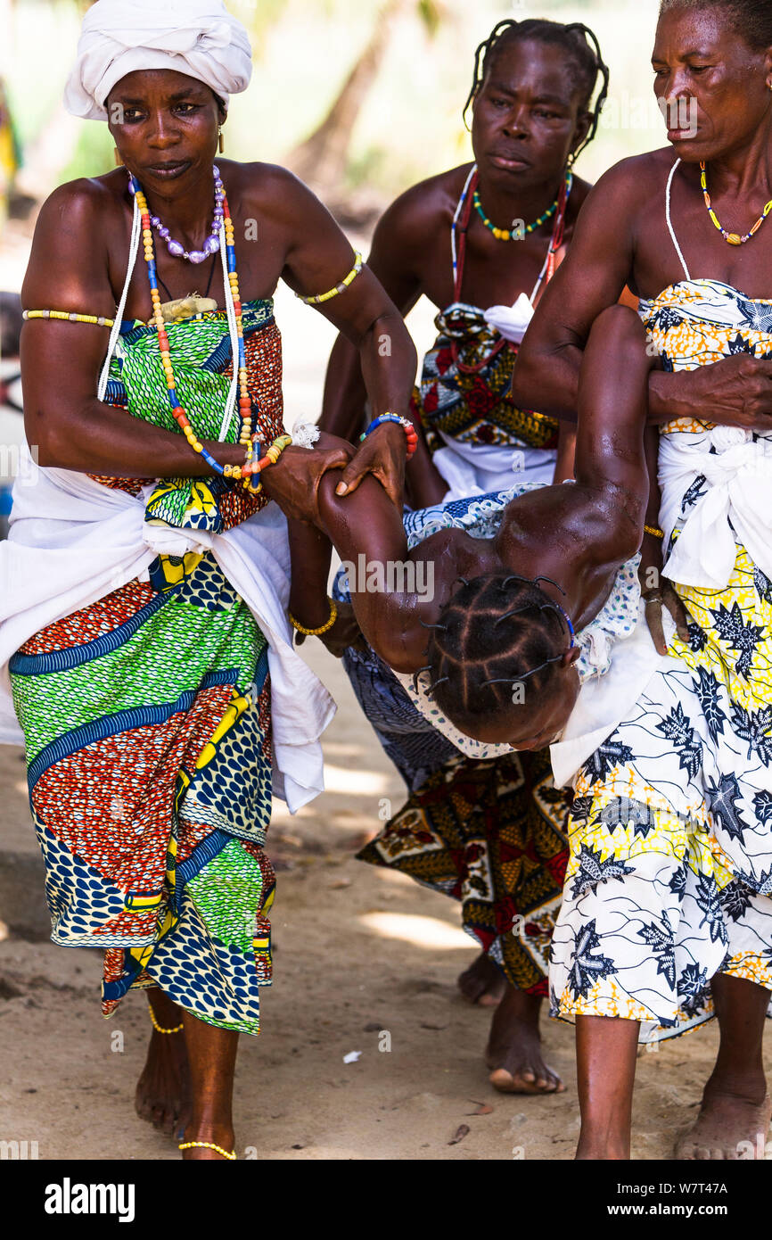 Mami Wata women carrying woman in trance during a Voodoo / Vodun