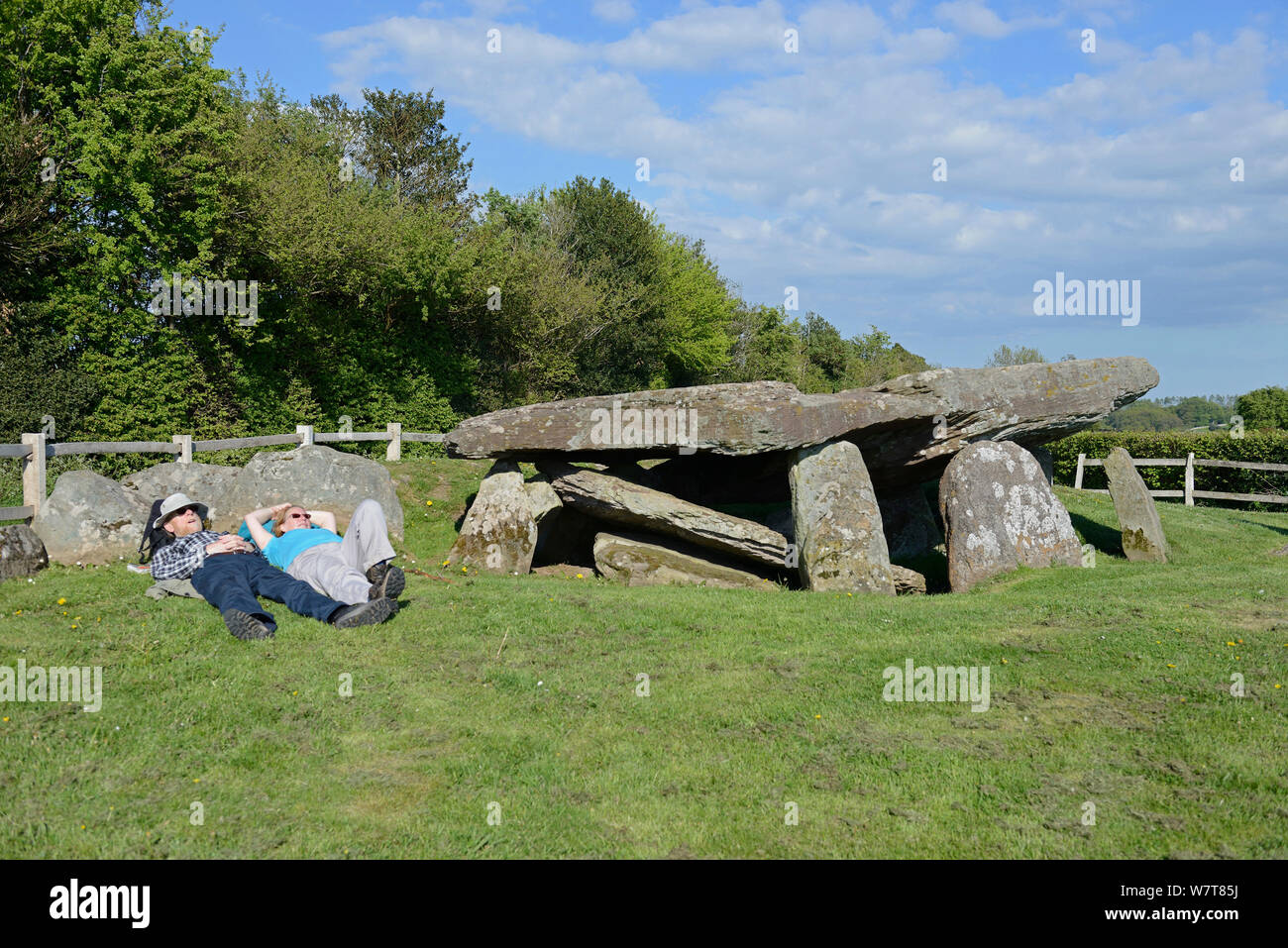 Arthur&#39;s Stone, a Neolithic chambered tomb dating between 3700 and 2700 BC, Golden Valley, Herefordshire, England, May 2013. Stock Photo