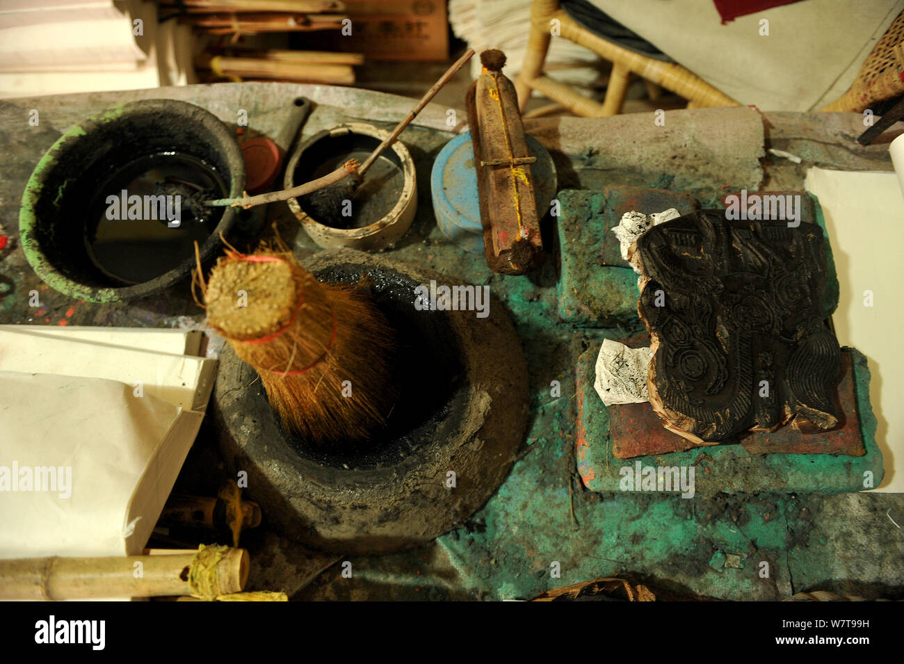 --FILE--View of tools used by 72-year-old Chinese folk artist Zhang Liansheng to create New Year woodblock printings at his workshop in Kaifeng city, Stock Photo
