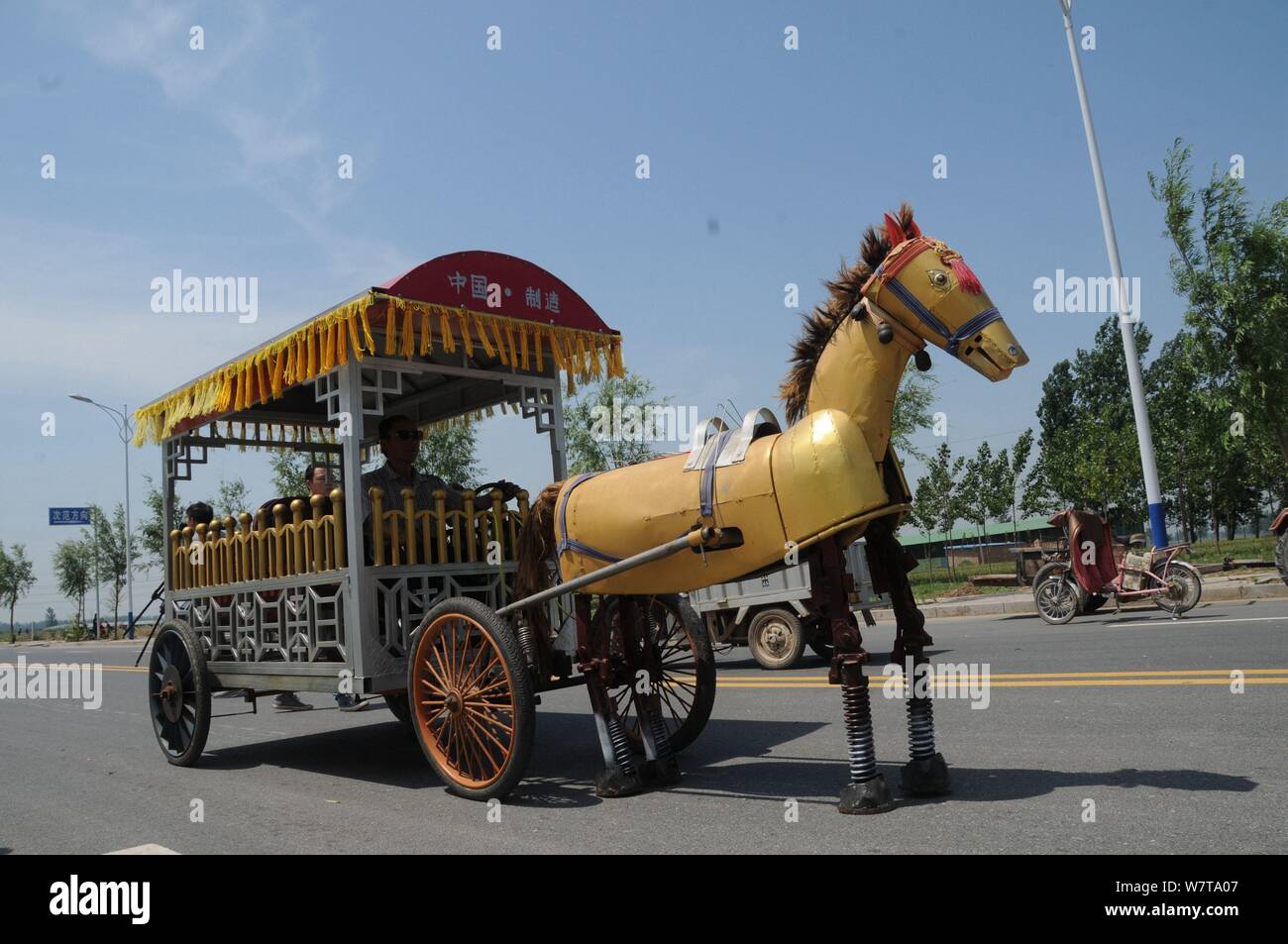 Chinese carriage pulled horse hi-res stock photography and images - Alamy